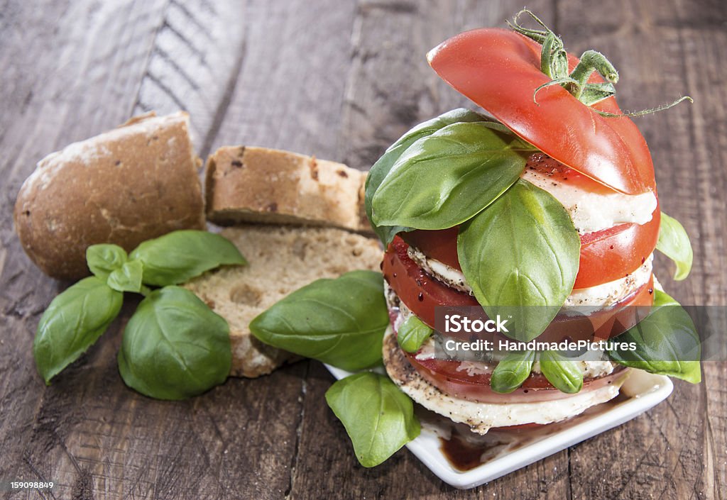 Amontoamento de fatias de tomate e muçarela - Foto de stock de Alface royalty-free