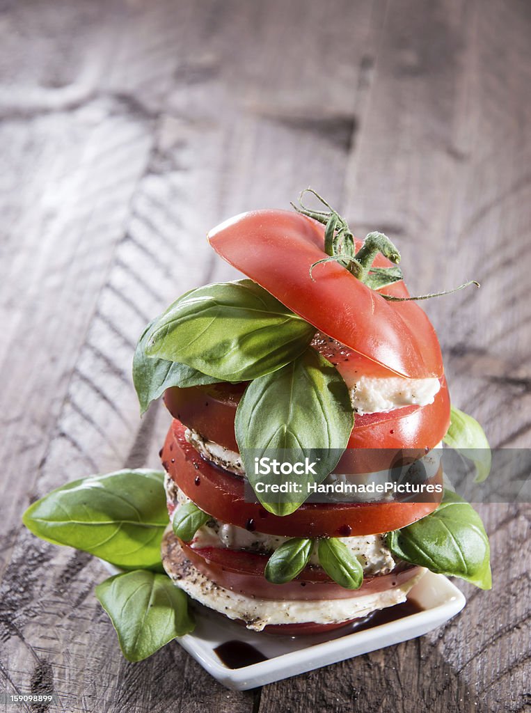 Mehrlagiges Tomaten-Scheiben mit Mozzarella - Lizenzfrei Antipasto Stock-Foto