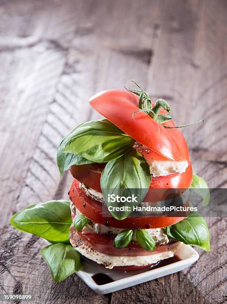 Mehrlagiges Tomatenscheiben Mit Mozzarella Stockfoto und mehr Bilder von Antipasto - Antipasto, Balsamico, Basilikum