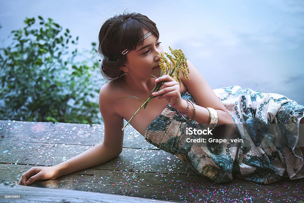 Fille assise sur un lac - Photo de Beauté libre de droits