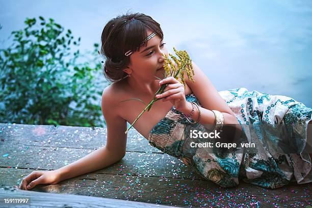 Photo libre de droit de Fille Assise Sur Un Lac banque d'images et plus d'images libres de droit de Beauté - Beauté, Bois, Couleur verte