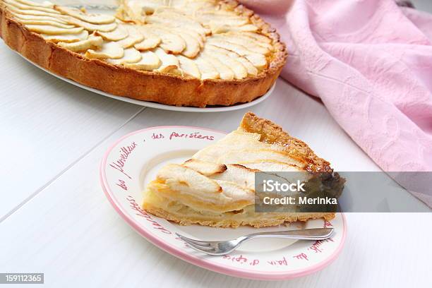 Trozo De Pastel Casero Fresco De Manzana Foto de stock y más banco de imágenes de Al horno - Al horno, Alimento, Blanco - Color