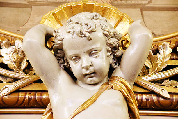 dettaglio intonaco cherubino - sculpture statue cupid gold foto e immagini stock