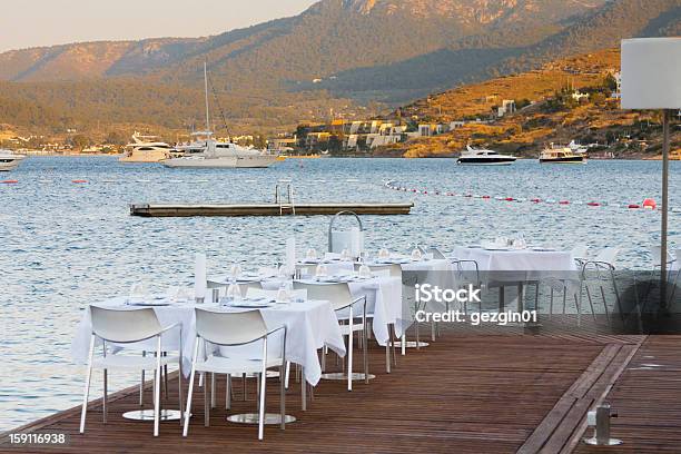 Restaurante En La Playa Foto de stock y más banco de imágenes de Bahía - Bahía, Calvi, Restaurante