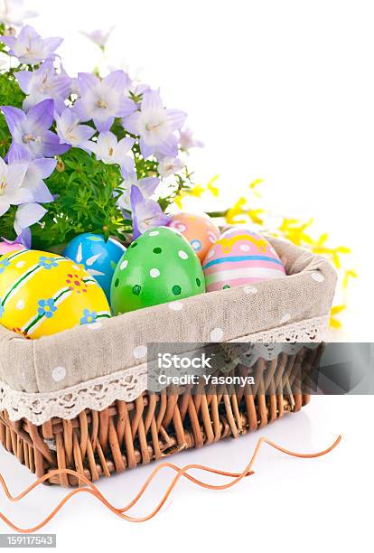 Ovos De Páscoa Em Cesta Com Flores De Primavera - Fotografias de stock e mais imagens de Amarelo - Amarelo, Branco, Cesto