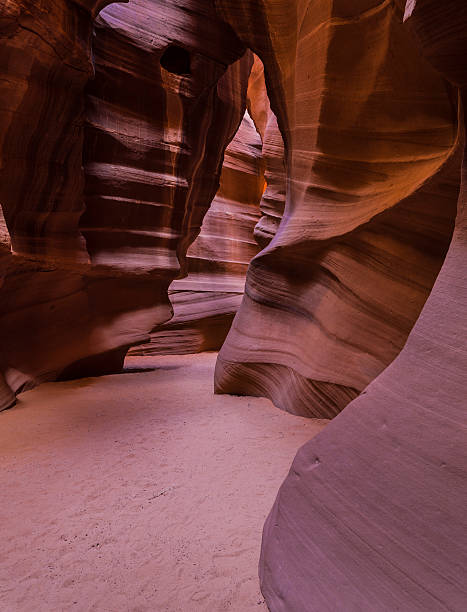 grès érodé bord de l'eau dans un slot canyon - antã­lope photos et images de collection