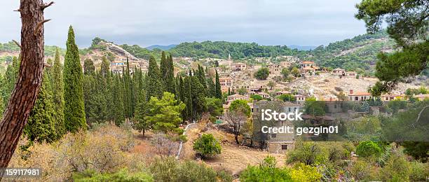 Foto de Village e mais fotos de stock de Aldeia - Aldeia, Casa de pedra, Cemitério