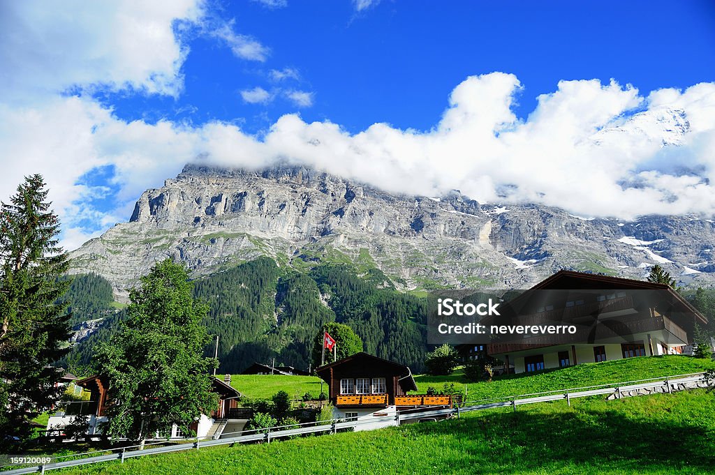 Mont Jungfrau et Grindelwald Village de Berner Oberland, Suisse - Photo de Grindelwald libre de droits