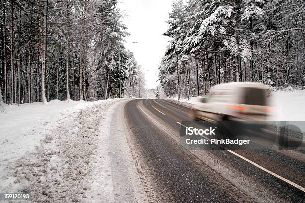 Blanco Van En Invierno Carretera Foto de stock y más banco de imágenes de Furgoneta - Furgoneta, Minifurgoneta, Nieve