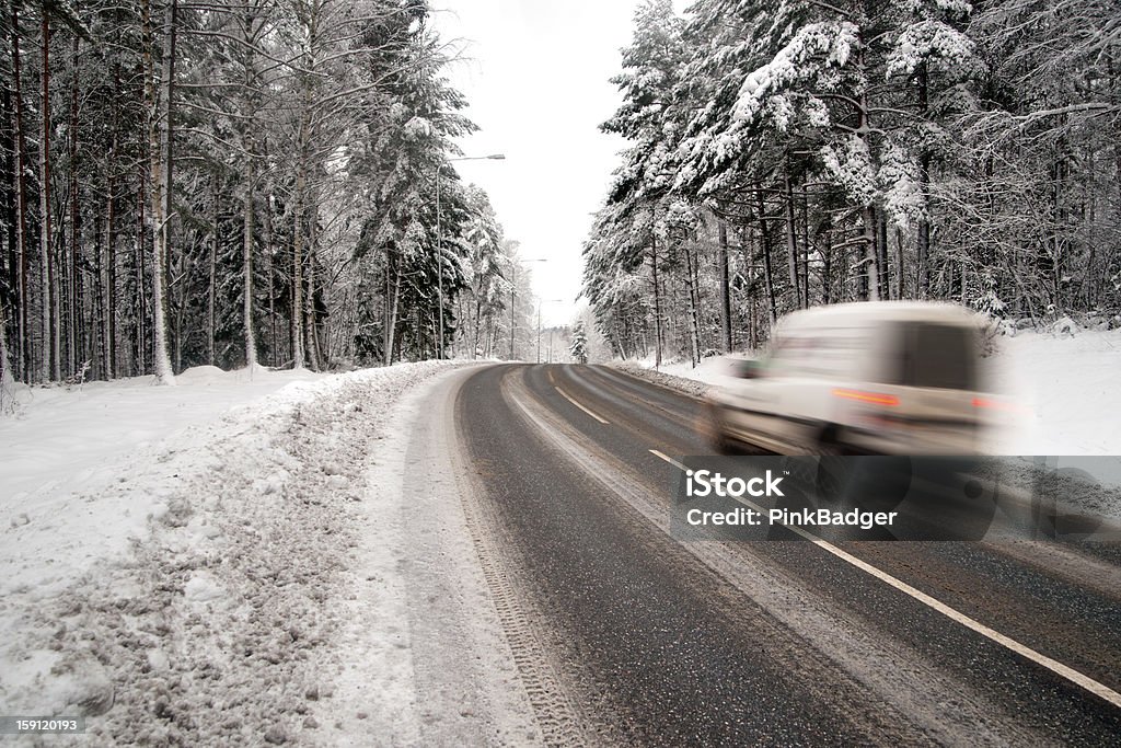 van sur route d'hiver blanc - Photo de Camionnette libre de droits