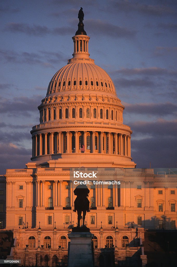 EE. UU. Capitol en atardecer - Foto de stock de Arrebol vespertino libre de derechos