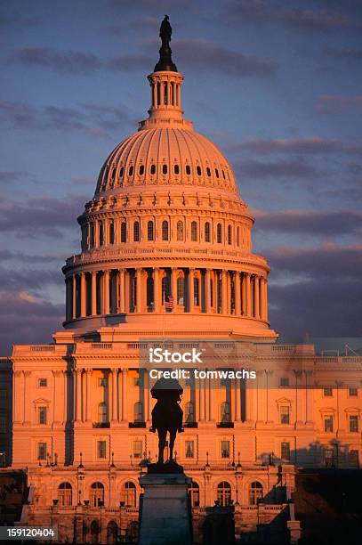 Us Capitol Ao Pôr Do Sol - Fotografias de stock e mais imagens de Arrebol - Arrebol, Capitólio - Capitol Hill, Fotografia - Imagem