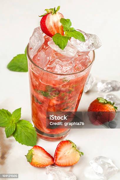 Drink Erdbeere Smash Stockfoto und mehr Bilder von Alkoholisches Getränk - Alkoholisches Getränk, Aperitif, Bowle
