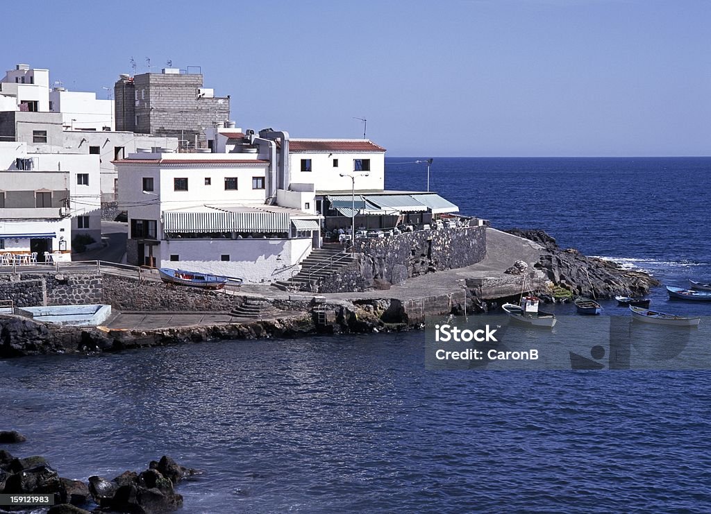 Белый village, Playa de los Abrigos, Тенерифе. - Стоковые фото Архитектура роялти-фри