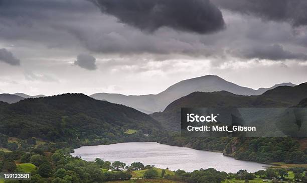 Paisaje Con Valley Hasta Llyn Dinas En De Snowdonia Foto de stock y más banco de imágenes de Aire libre