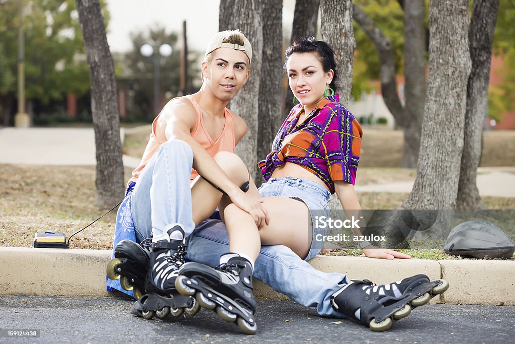 Jeune Couple, faire du patin à roulettes - Photo de 1990-1999 libre de droits