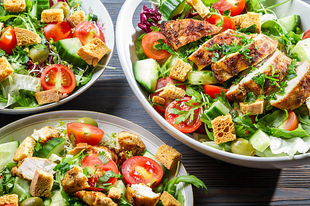 plano aproximado de três saudáveis saladas com produtos hortícolas - chicken salad grilled chicken grilled imagens e fotografias de stock