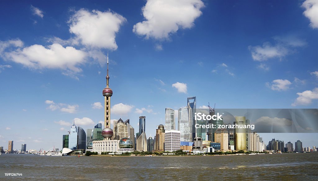 Sunny Shanghai skyline - Foto stock royalty-free di Acqua