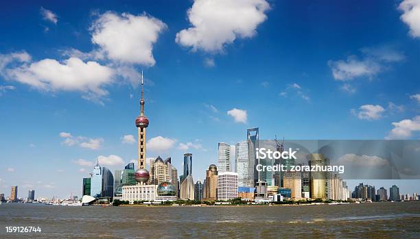 Sunny Shanghai Skyline - Fotografie stock e altre immagini di Acqua - Acqua, Ambientazione esterna, Blu