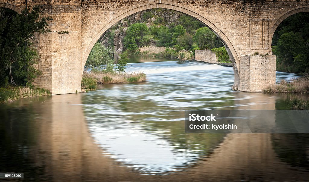 Pont se reflète dans la rivière de Tolède, Espagne, Europe. - Photo de Antique libre de droits