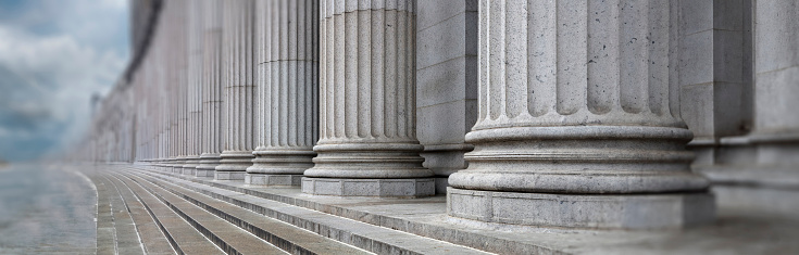 Detalle de columnata de piedra y escaleras. Fila de pilares clásicos en la fachada de un edificio photo