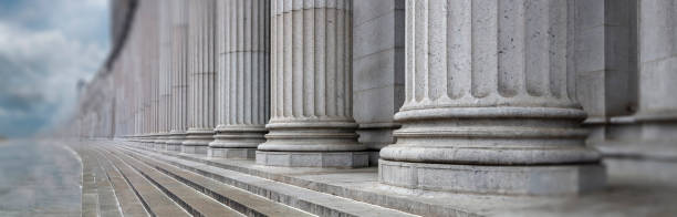 石の列柱と階段の詳細。建物のファサードに並ぶ古典的な柱 - federal building column government law ストックフォトと画像