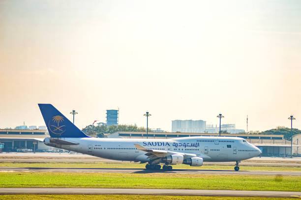 um avião a jato jumbo boeing b747 pertencente à saudi airline que decolará do aeroporto internacional de surabaya juanda depois de entregar os peregrinos de haj em casa - boeing 747 airplane commercial airplane jet - fotografias e filmes do acervo