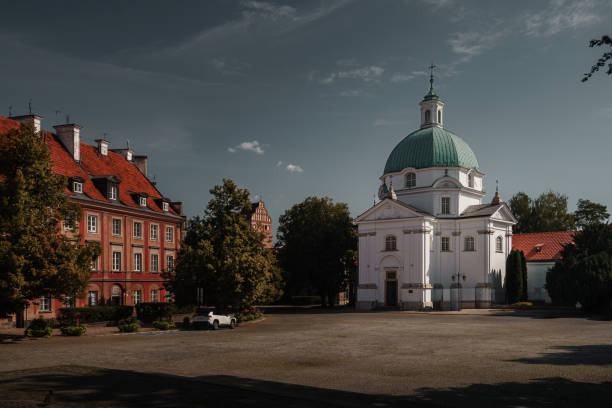 igreja de st. casimir em rynek nowego miasta (mercado da cidade nova) praça em varsóvia - warsaw old town square - fotografias e filmes do acervo