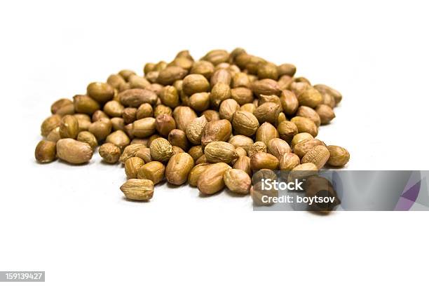 Plano Aproximado Amendoins Isolado A Branco - Fotografias de stock e mais imagens de Alergia - Alergia, Alergia alimentar, Alimentação Saudável