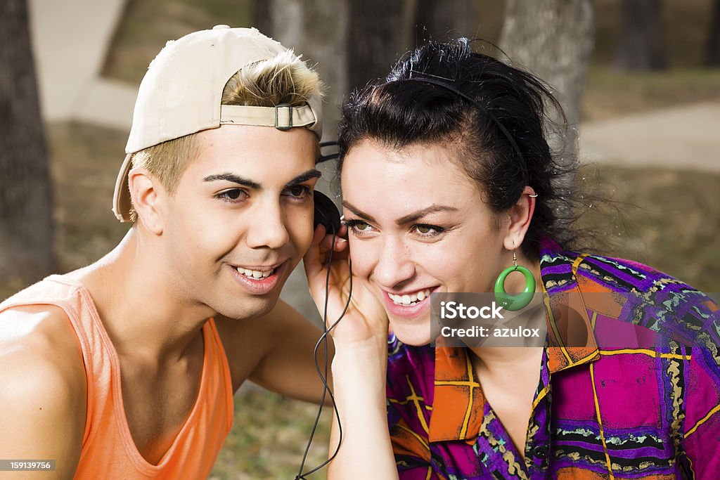 Jovem casal compartilhar os fones de ouvido - Foto de stock de 1990-1999 royalty-free