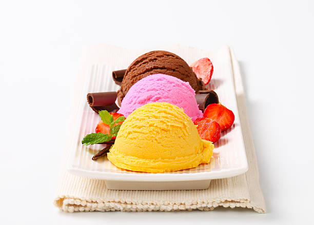 мороженое десерт - raspberry ice cream close up fruit mint стоковые фото и изображения
