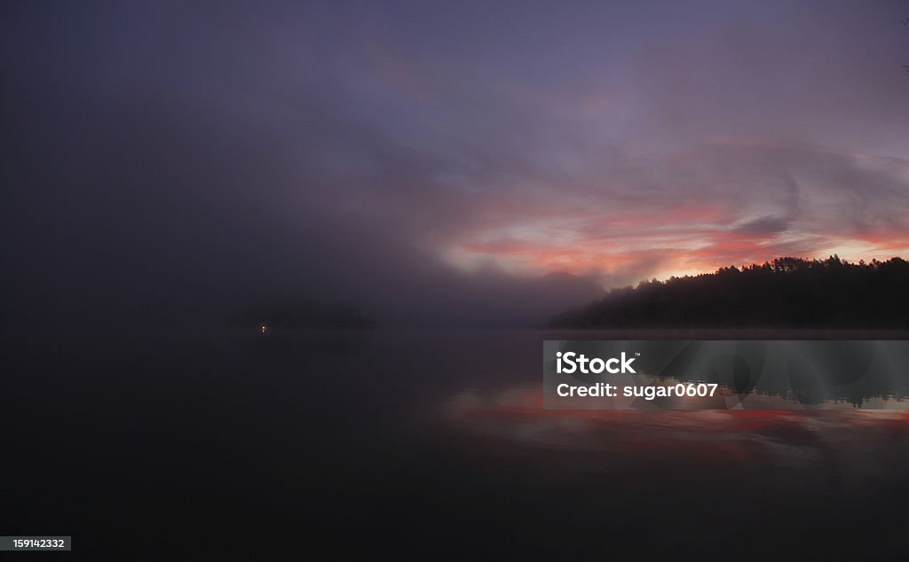 Lac paysage du matin avec le lever de soleil et la brume - Photo de Alpes européennes libre de droits