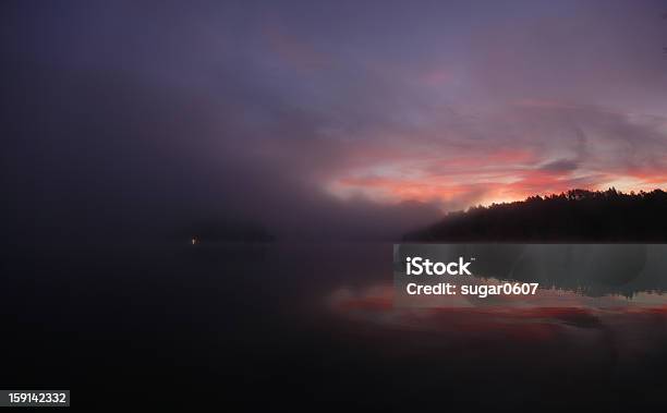 Photo libre de droit de Lac Paysage Du Matin Avec Le Lever De Soleil Et La Brume banque d'images et plus d'images libres de droit de Alpes européennes