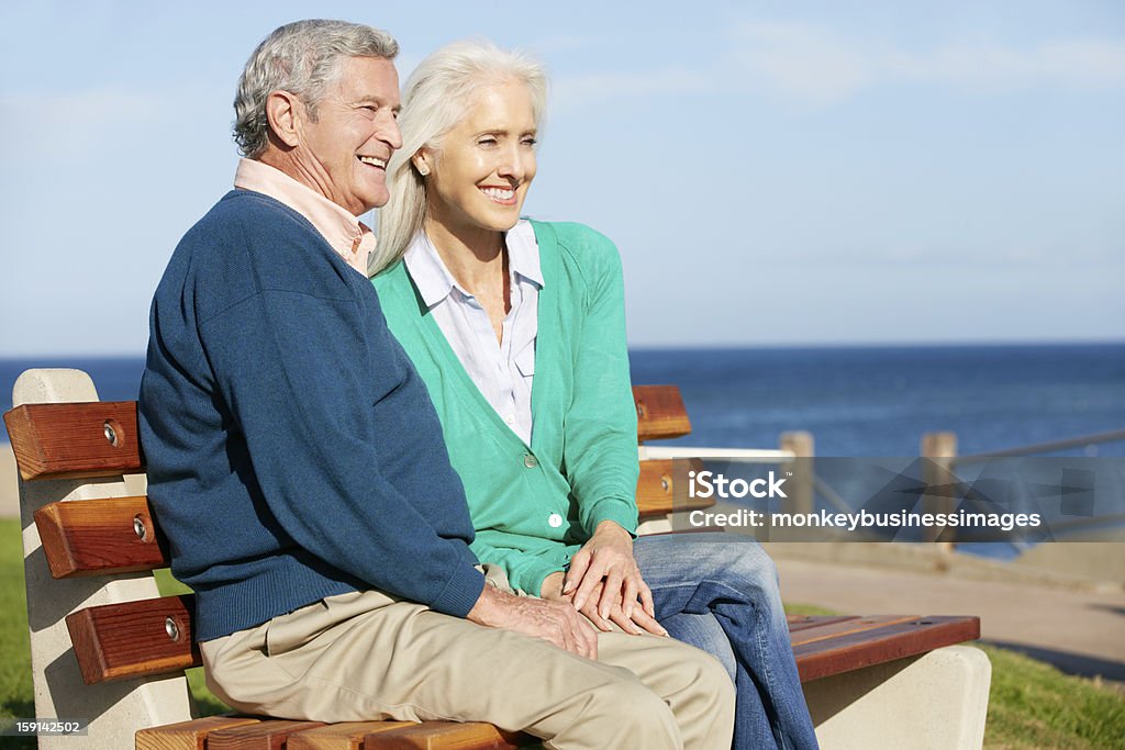 Casal Idoso sentado no banco do mar em conjunto - Royalty-free 50 Anos Foto de stock