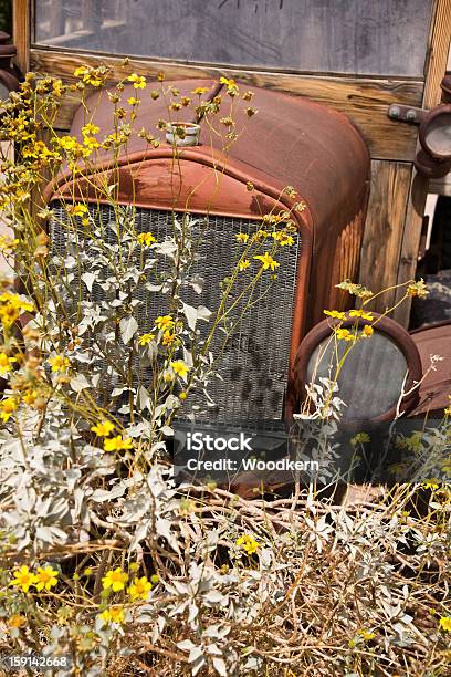 Arrugginito Vintage Camion Con Applicazione Floreale - Fotografie stock e altre immagini di Abbandonato
