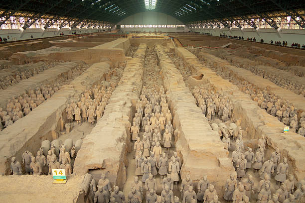 armée de terre cuite - terracotta soldiers xian terracotta tomb photos et images de collection