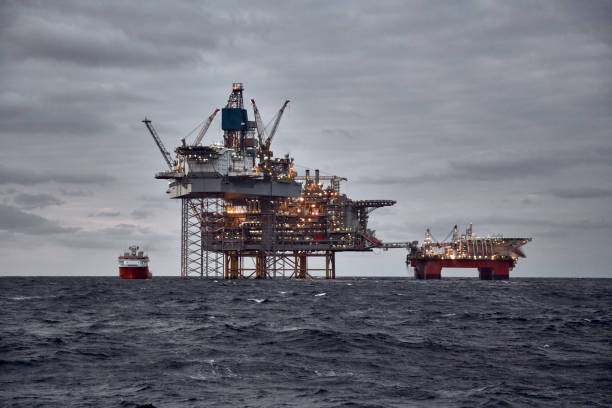 Picture of offshore oil and gas production in the sea in stormy weather at dusk. Picture of offshore oil and gas production in the sea in stormy weather at dusk.
Jack up, semi submersible rigs crude oil production in ocean. north sea oil and gas stock pictures, royalty-free photos & images