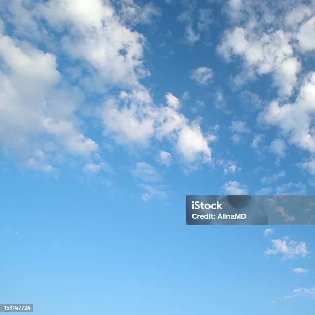 Luz De Nubes En El Cielo Azul Foto de stock y más banco de imágenes de Abstracto - Abstracto, Aire libre, Azul
