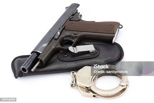 Pistole Automatische Und Handcuff Stockfoto und mehr Bilder von Ausrüstung und Geräte - Ausrüstung und Geräte, Fesselung - Ausrüstung und Geräte, Feuerwaffenlauf