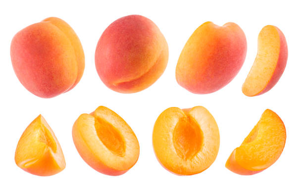 спелый оранжевый абрикос с розовой стороной - установлен изолированно на белом фоне, целиком и разрезан пополам, кусочками, разными сторона - georgia peach стоковые фото и изображения