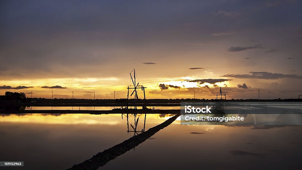 Blick auf den Sonnenuntergang von Salz farm und wind Rad - Lizenzfrei Agrarbetrieb Stock-Foto