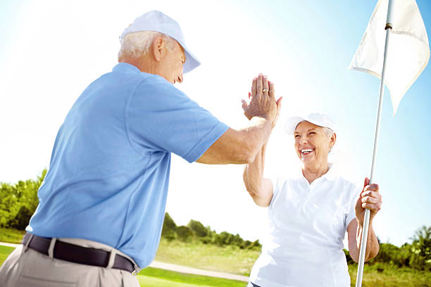 웰던 있는 멋진 게임 - senior couple golf retirement action 뉴스 사진 이미지