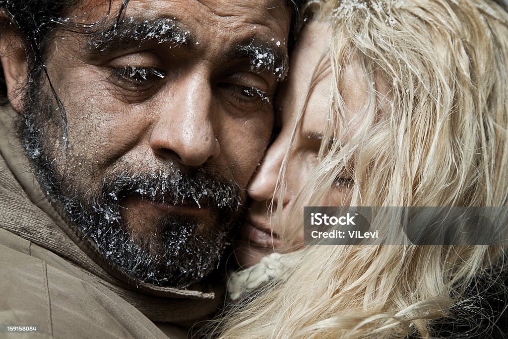 Congelato coppia abbracciare facce - Foto stock royalty-free di Abbracciare una persona