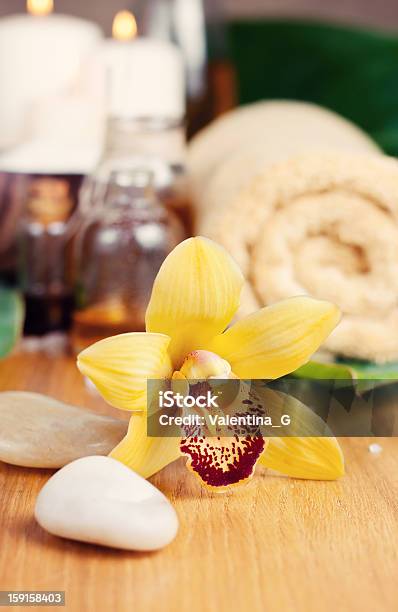 Flor De Orquídea Amarela - Fotografias de stock e mais imagens de Aromaterapia - Aromaterapia, Cuidado Com o Corpo, Cuidados de Saúde e Medicina