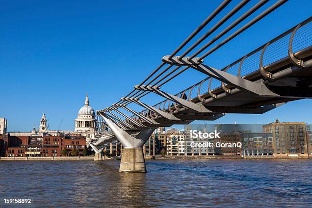 Millennium Bridge - zdjęcia stockowe i więcej obrazów Katedra św. Pawła - Katedra św. Pawła, Most Milenijny - City of London, Anglia