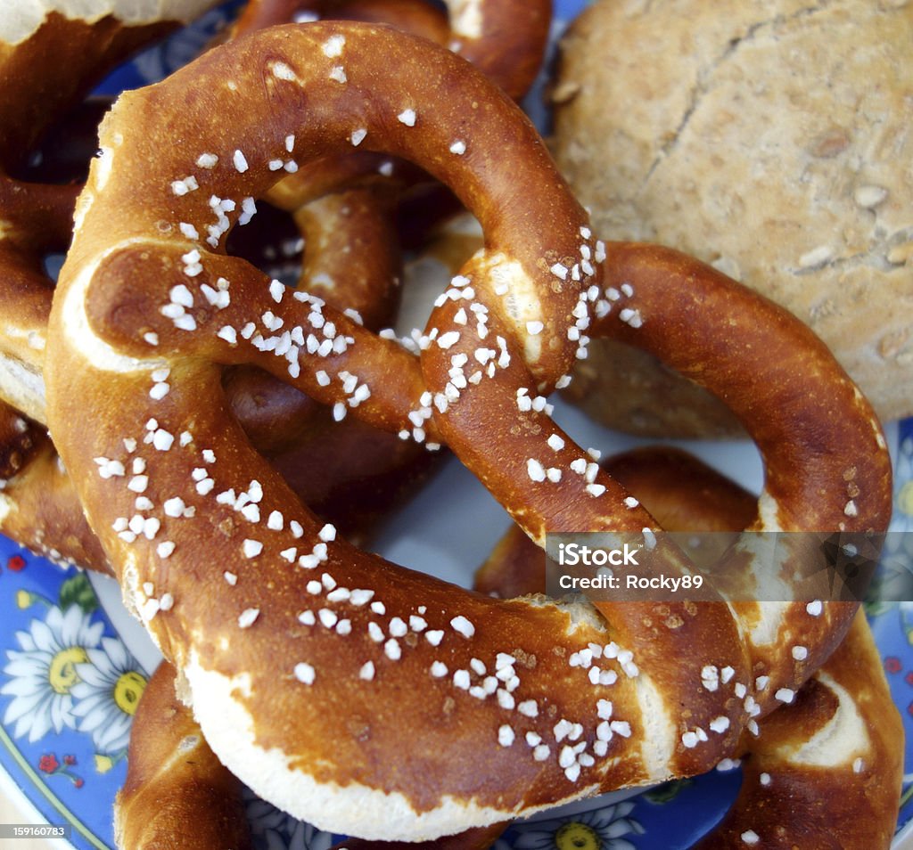Tipici bavaresi colazione pretzel - Foto stock royalty-free di Pretzel