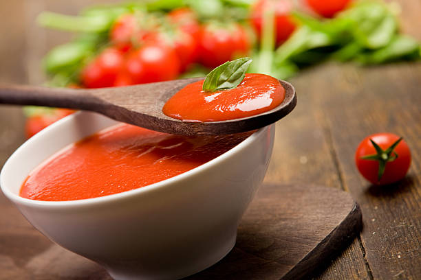 sos pomidorowy - tomato sauce tomato spinach soup zdjęcia i obrazy z banku zdjęć