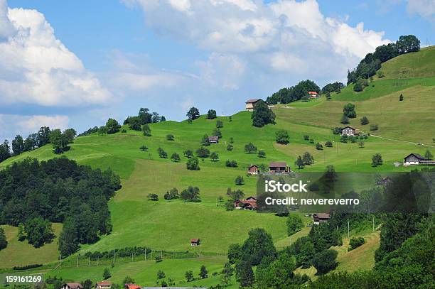 Foto de Village Na Colina Verde e mais fotos de stock de Agricultura - Agricultura, Aldeia, Alpes europeus
