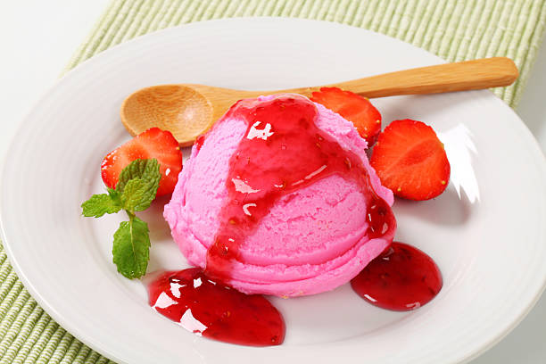 helado con salsa de fresa - ice cream raspberry ice cream fruit mint fotografías e imágenes de stock
