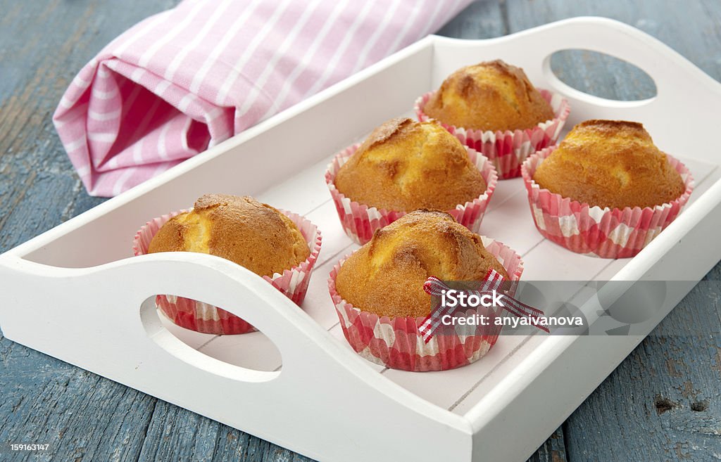 Muffin su un vassoio - Foto stock royalty-free di A quadri